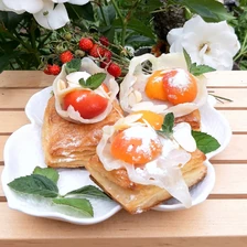 Слойки с абрикосами в сырной корзинке