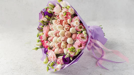 Букет Нежность из клубники в шоколаде с цветами (эустома), 500 г